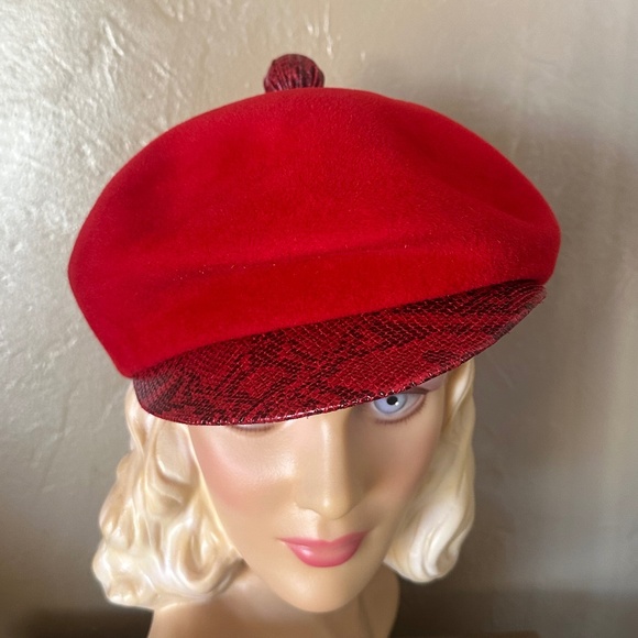 ICONIC 1960's DESIGNER RED FELT 'NEWSBOY' STYLE HAT + FAUX SNAKE BRIM & BUTTON - Picture 2 of 14